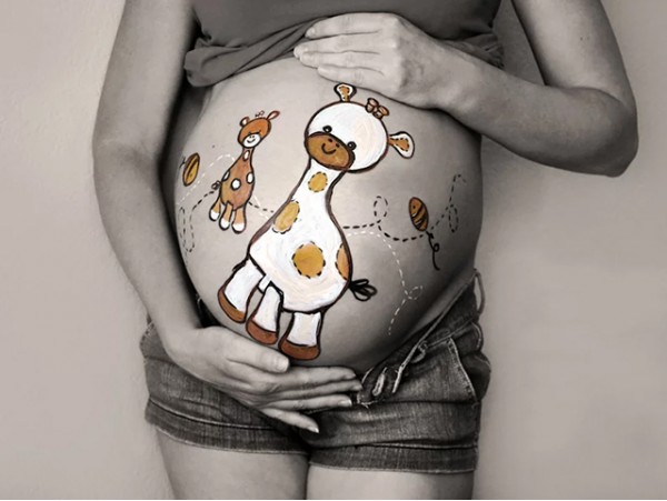 Sesión de Belly painting personalizada para embarazadas a domicilio