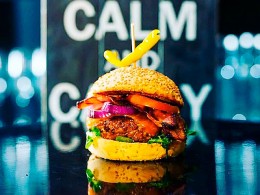 Menú de hamburguesas gourmet con papas + bebida en La Pepa 