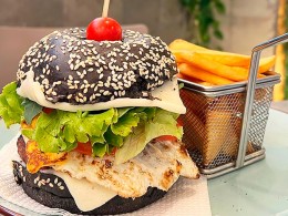 Menú de hamburguesas gourmet con papas + bebida en La Pepa 