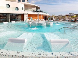 2 noches en Deluxe Gold con desayuno para 2 adultos + 1 niño + acceso al Spa + atenciones a la llegada