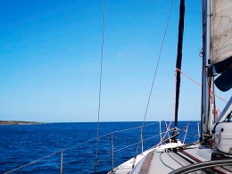 Velero de lujo para hasta 10 personas con snacks y refrescos a bordo