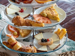 Brunch+Entradas a las Pirámides de Güímar para 2 adultos + 1 niño