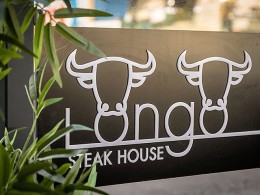 Menú para 2 con carne Premium + botella de vino en plena Plaza del Charco