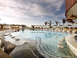 2 noches en Deluxe Gold con desayuno para 2 adultos + 1 niño + acceso al Spa + atenciones a la llegada