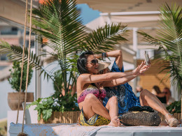 DayPass luxury para 2 con menú + bebidas en Roca Blanca Beach Club