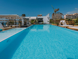 DayPass luxury para 2 con menú + bebidas en Roca Blanca Beach Club