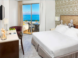 Estancia para 2 adultos con media pensión en habitación doble vista al mar 