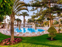 Estancia para 2 adultos con media pensión en habitación doble vista al mar 