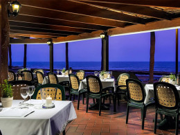 Estancia para 2 adultos con media pensión en habitación doble vista al mar 