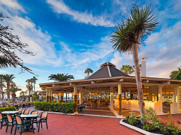 Estancia para 2 adultos con media pensión en habitación doble vista al mar 