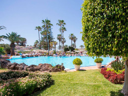 Estancia para 2 adultos con media pensión en habitación doble vista al mar 