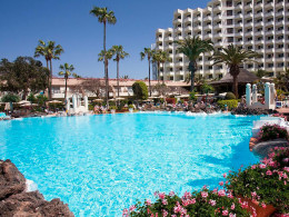 Estancia para 2 adultos con media pensión en habitación doble vista al mar 