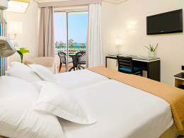 Estancia para 2 adultos con media pensión en habitación doble vista al mar 