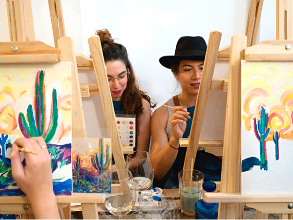Experiencia artística con picoteo + vino ¡Sumérgete en un mundo de arte! 