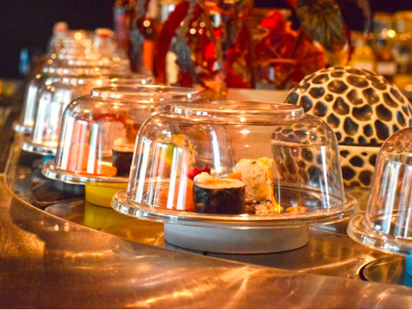 Buffet con barra ilimitada de sushi para 2 en cinta transportadora + bebidas ¡Una experiencia de lujo!