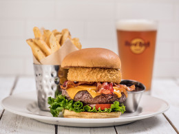 Hard Rock Café: Menú de hamburguesas para 2 al estilo legendario ¡Sin reserva previa!