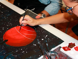 Taller de pintura artística con vino ¡Saca a relucir tu lado creativo!