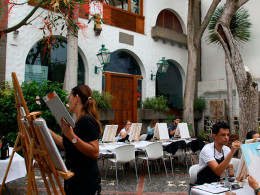 Taller de pintura artística con vino ¡Saca a relucir tu lado creativo!