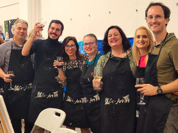 Taller de pintura artística con vino ¡Saca a relucir tu lado creativo!