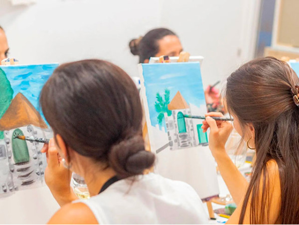 Taller de pintura artística con vino ¡Saca a relucir tu lado creativo!