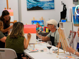 Taller de pintura artística con vino ¡Saca a relucir tu lado creativo!