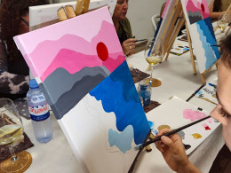Taller de pintura artística con vino ¡Saca a relucir tu lado creativo!