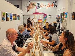 Taller de pintura artística con vino ¡Saca a relucir tu lado creativo!