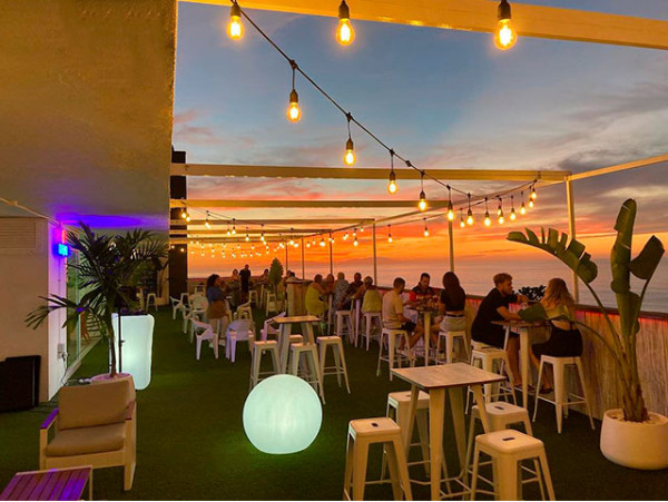 Romántico sunset para 2 en cama balinesa con picoteo + bebidas y shisha en el Rooftop de moda en Puerto de la Cruz 