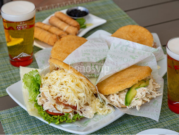 Menú venezolano para 2 con arepas en Baraka Café & Grill