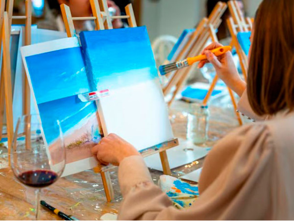 Taller de pintura guiado con vino ¡Vive el arte!