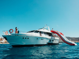 Excursión de 4 horas en Yate con comida + bebidas ilimitadas + juegos acuáticos ¡Único en Canarias!