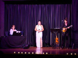 Espectáculo de danza y música en vivo con 5 artistas en escena
