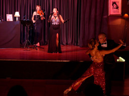 Espectáculo de danza y música en vivo con 5 artistas en escena