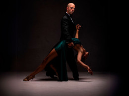 Espectáculo de danza y música en vivo con 5 artistas en escena