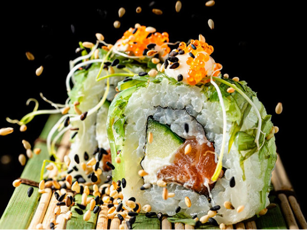 Buffet con barra ilimitada de sushi para 2 en cinta transportadora + bebidas ¡Una experiencia de lujo!