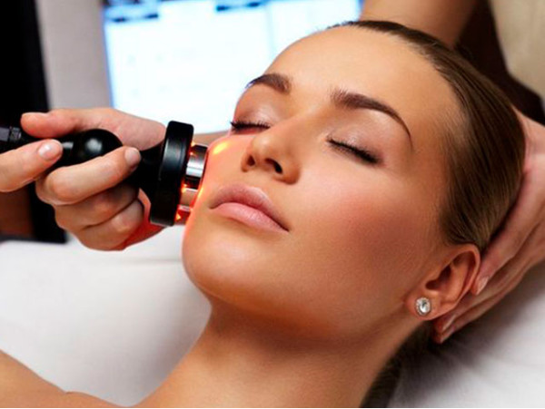 Tratamiento de radiofrecuencia facial con hidratación en Santa Cruz