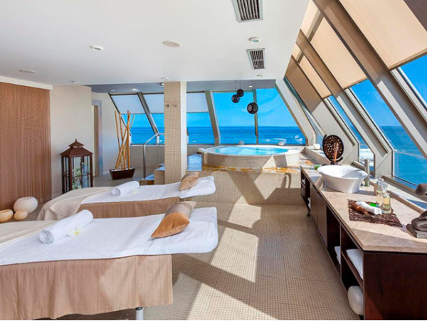 Jacuzzi privado para 2 con masaje en pareja + botella de cava y fruta ¡Vistas al mar! 