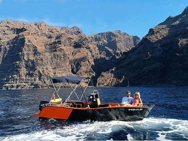 Alquiler de barco SIN TITULACIÓN en los majestuosos Acantilados de los Gigantes