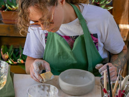 Taller de cerámica con copa de vino al aire libre