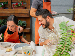 Taller de cerámica con copa de vino al aire libre