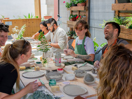 Taller de cerámica con copa de vino al aire libre