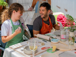 Taller de cerámica con copa de vino al aire libre
