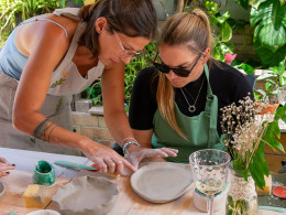 Taller de cerámica con copa de vino al aire libre