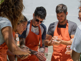 Taller de cerámica con copa de vino al aire libre