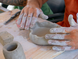 Taller de cerámica con copa de vino al aire libre