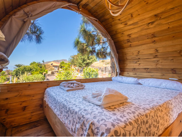 Estancia en barrica para 2 con vista al mar + desayuno + pícnic en un entorno rural ¡Vive la Wine Experience!