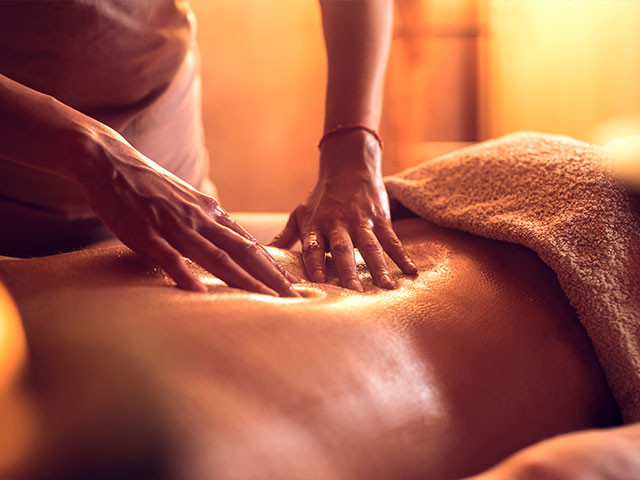 Masaje con aceites esenciales bebida en Playa San Juan