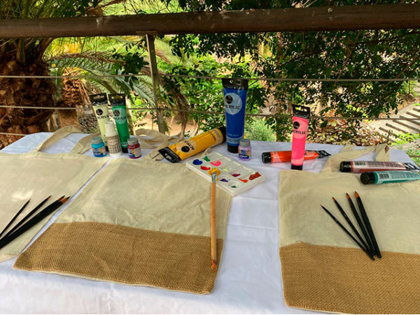 Diseña tu Tote Bag  con copa de vino o limonada + snack salados al aire libre