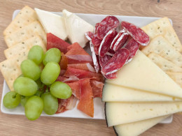 Diseña tu Tote Bag  con copa de vino o limonada + snack salados al aire libre