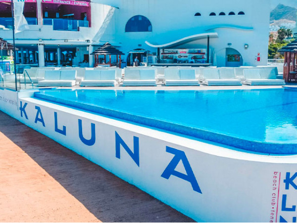 DayPass para 2 con menú + cama balinesa en Kaluna Beach Club